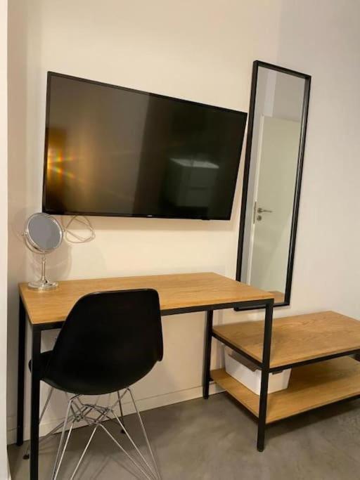 A Place 4U No10 - Garden-Level Getaway 2 Bedroom 2 Bathroom Apartment With Yard Atene Esterno foto